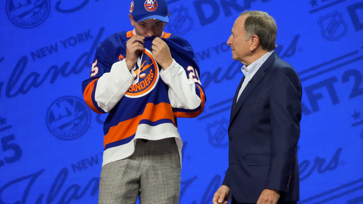 Preview Islanders Sign No. 1 Overall Pick Matthew Schaefer to Three-Year, Entry-Level Deal