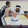 Mitchell Robinson’s Effective Bench Play in Knicks’ Game 1 Victory Amidst Hand Injury Enigma